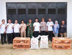 Bupati Konawe Utara Serahkan Bantuan 8.224 Ekor Ayam dan 7,1 Ton Pakan ke 59 Kelompok Tani